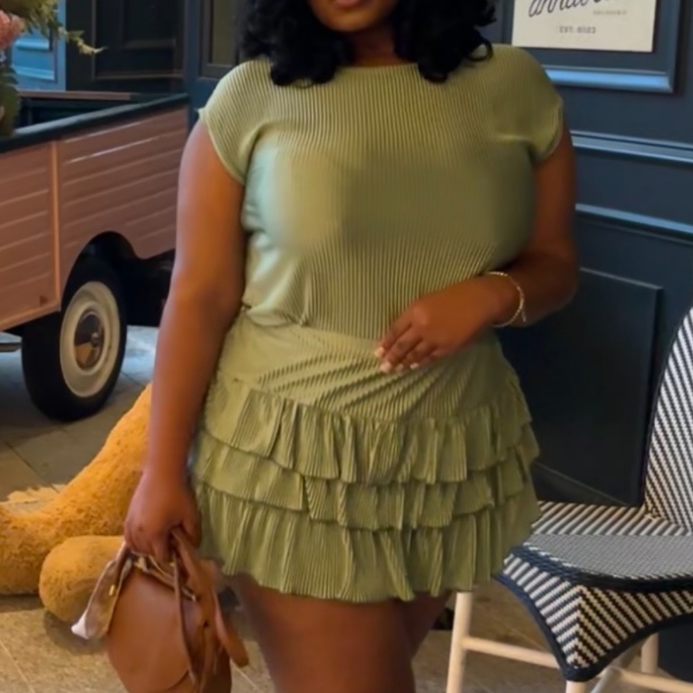 Green Ruffled Skirt Set - Picture 6 of 7